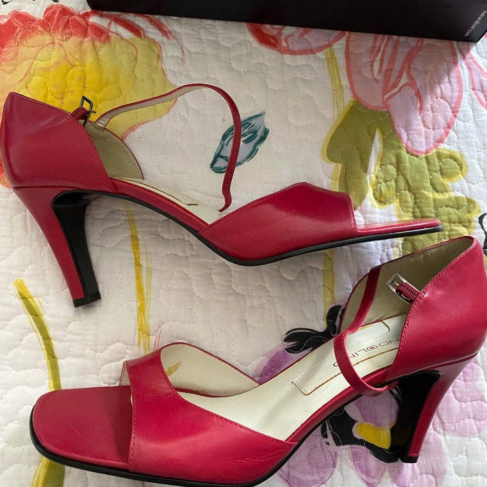 Bandolino Red squared toe sandals/heels - Picture 3 of 4